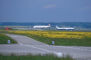 runway-airplanes-lop0