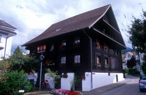 old-house-hzt1